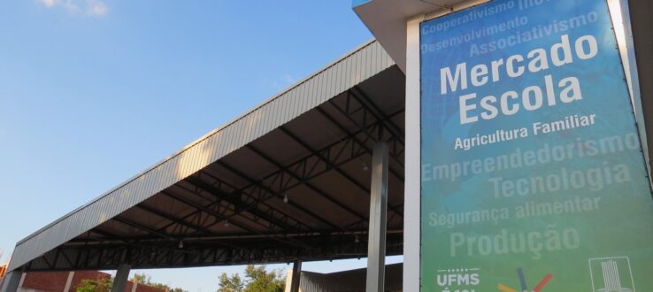 Mercado Escola da UFMS promove dia de comercialização com 34 bancadas, atrações culturais e almoço no local